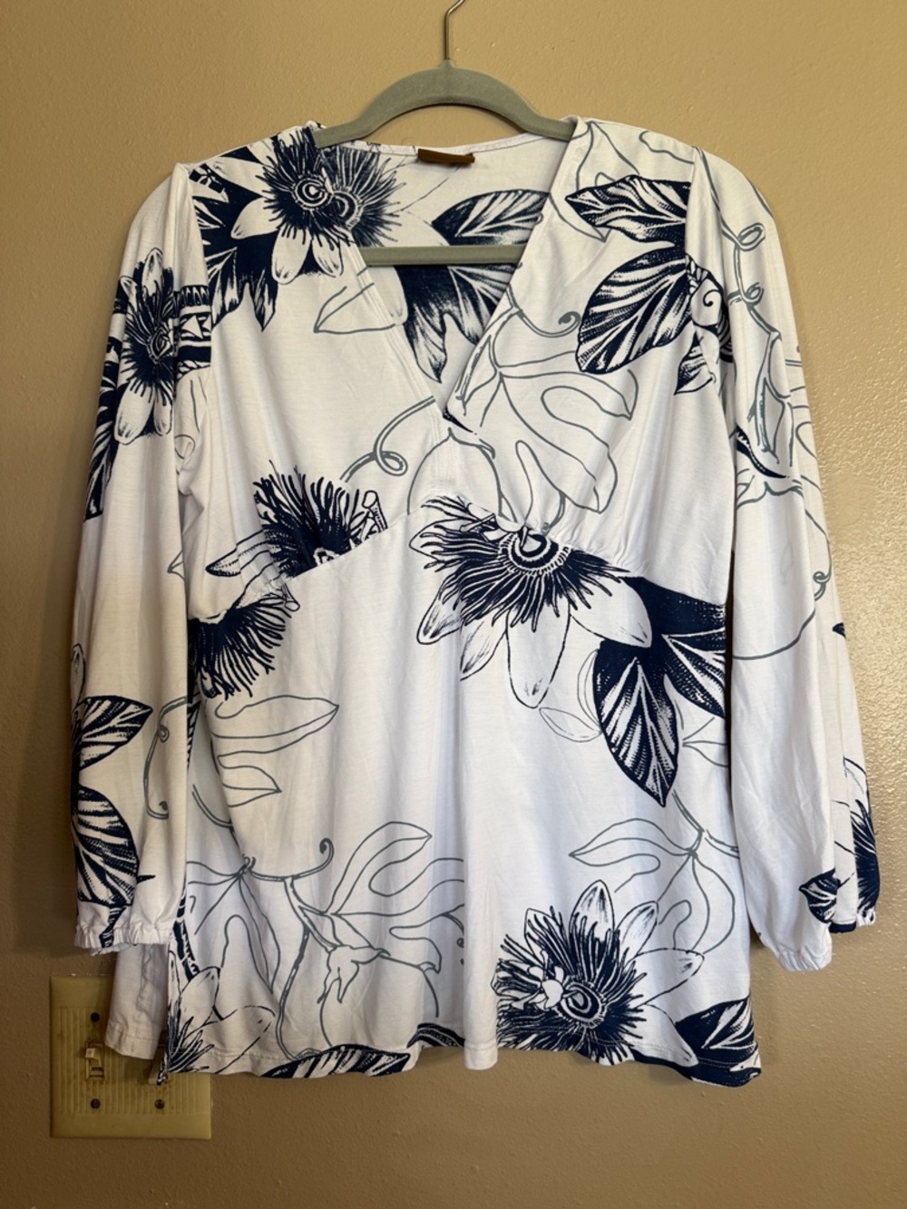 Wahine Toa Hawaii White V-Neck Long Sleeve Tunic